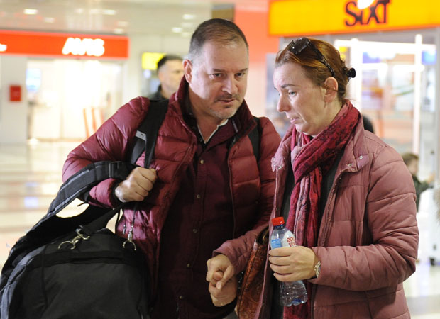 Прве фотографије Александра Терека са београдског аеродрома: Осмех и јак загрљај само за супругу (ФОТО)